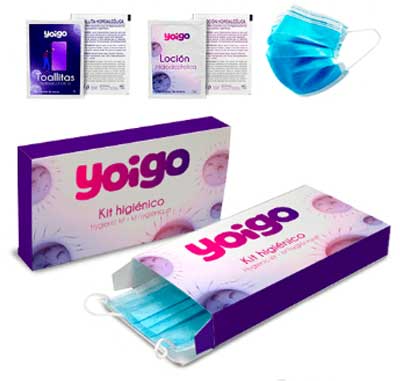 Kit higiénico compuesto de una mascarilla quirúrgica, una toallita desinfectante y un sobre monodosis de gel hidroalcohólico. Presentado en caja de cartón totalmente personalizada.